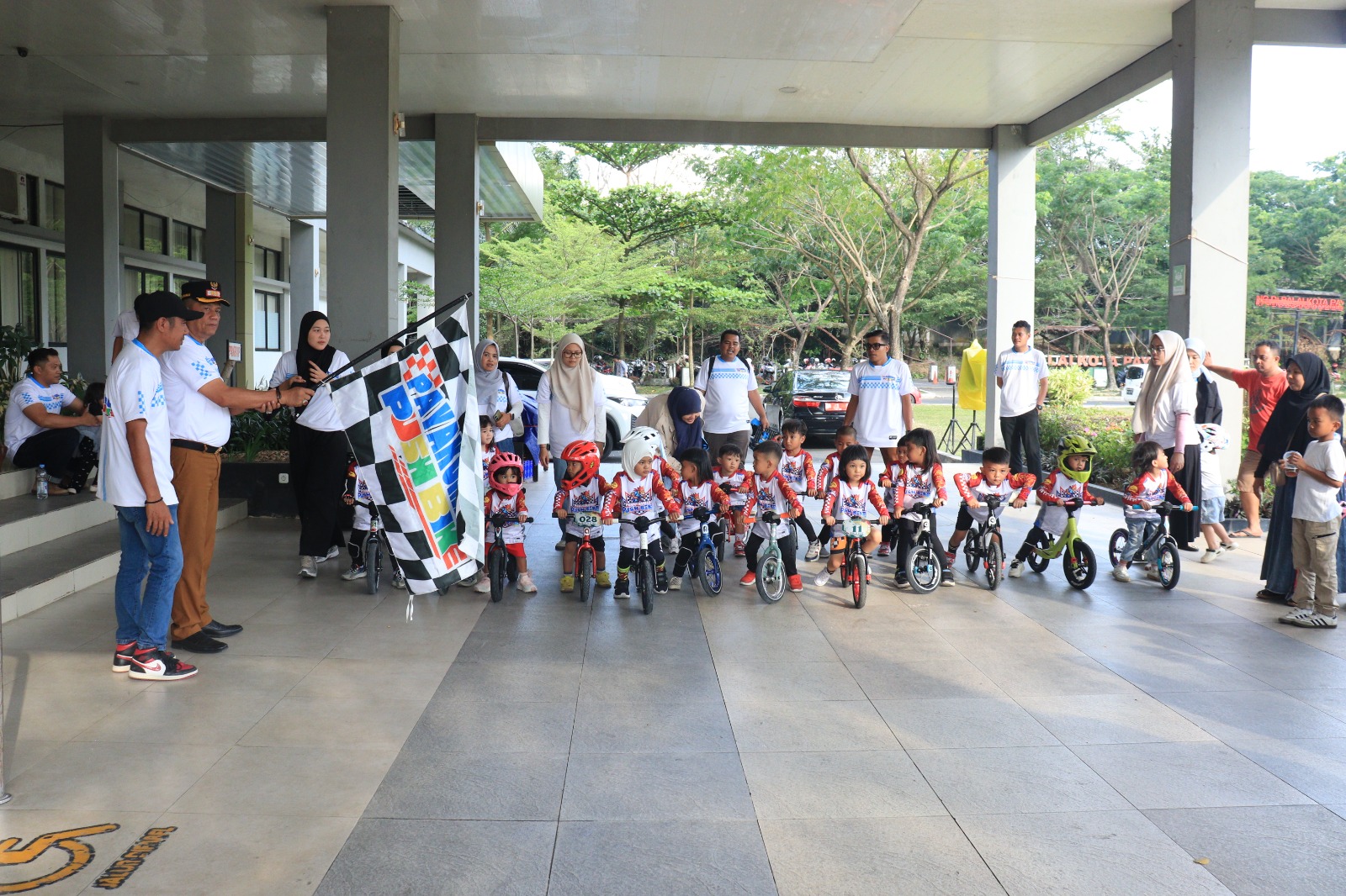 29-pembalap-cilik-payakumbuh-siap-berlaga-di-pushbike-nasional,-dilepas-langsung-oleh-om-zet!