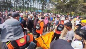 Remaja Terseret Ombak Pesisir Selatan Ditemukan Meninggal