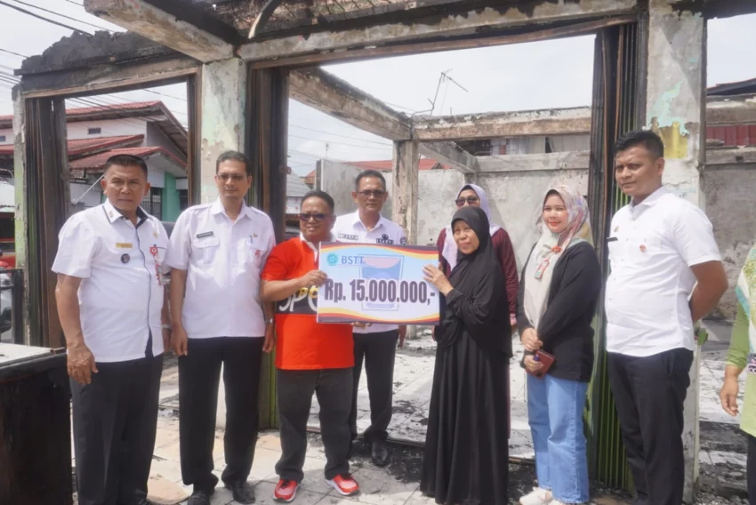 wujud-kepedulian-pemko-padang,-camat-nanggalo-serahkan-bantuan-untuk-korban-kebakaran-di-surau-gadang