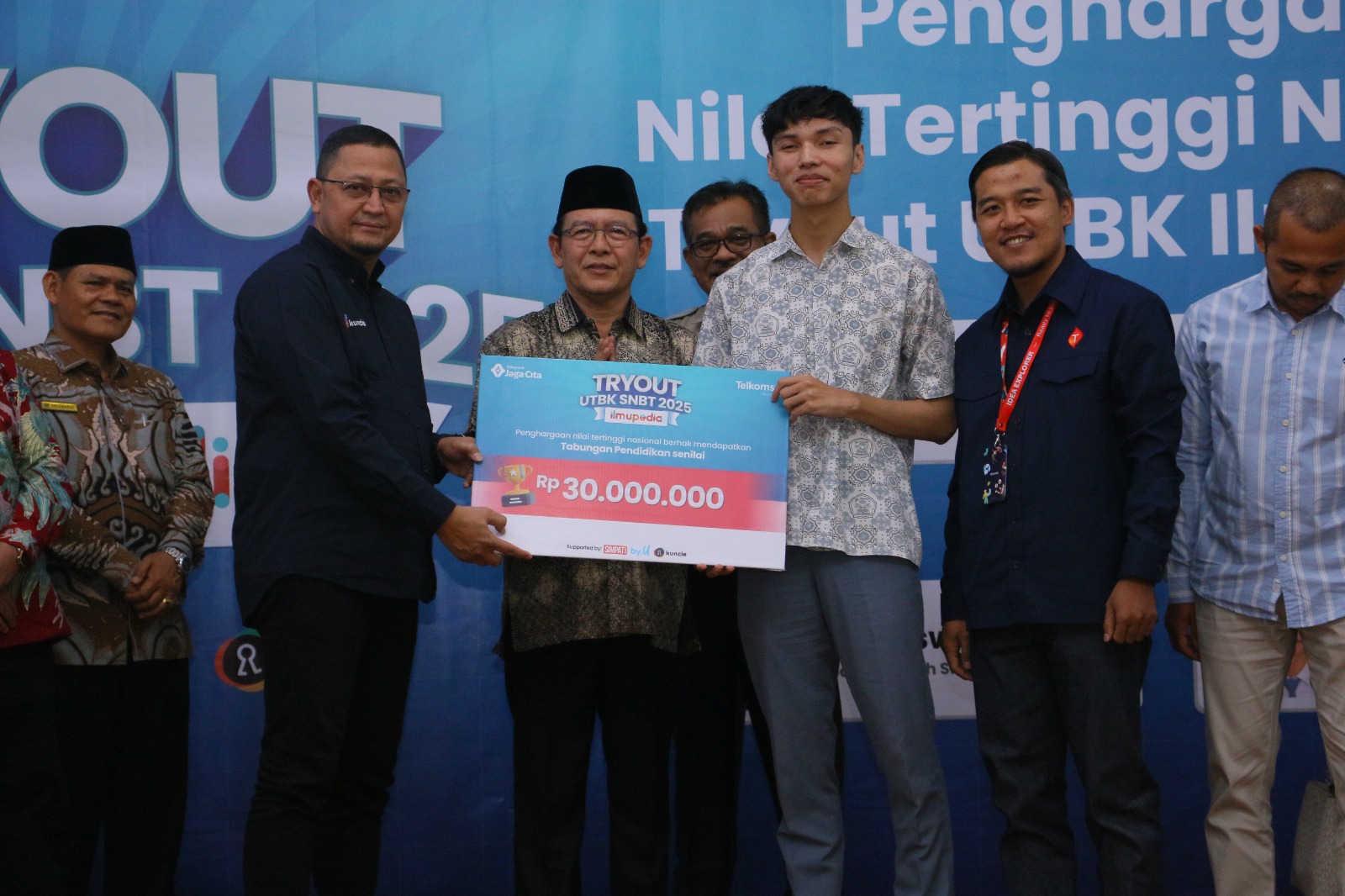 telkomsel-apresiasi-abinsya,-siswa-sman-2-payakumbuh-raih-nilai-tertinggi-nasional-di-tryout-utbk-2025,-lolos-ke-itb!