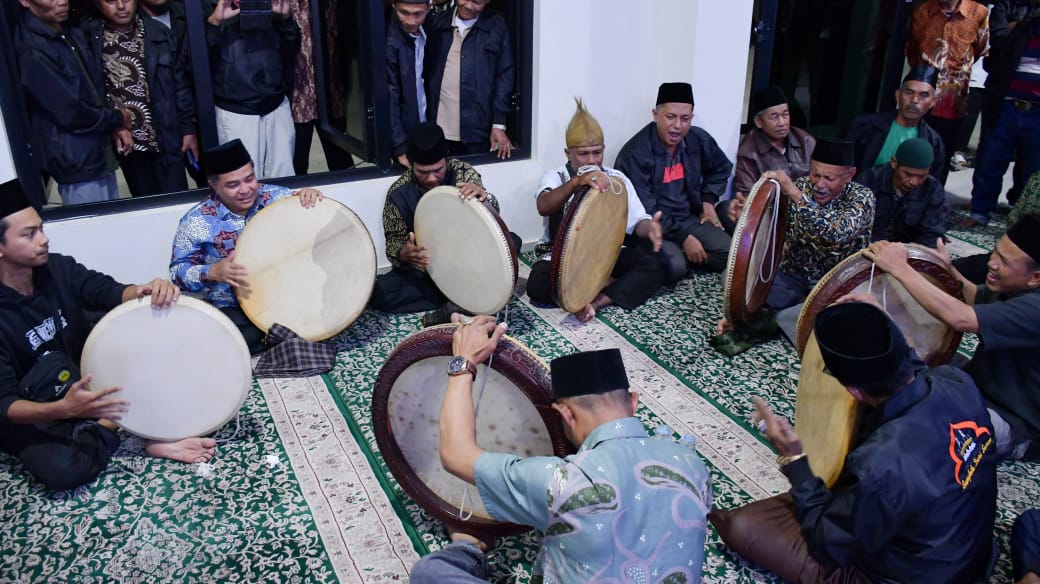 bupati-agam-berbaur-dalam-harmoni-dikia-rebana-di-surau-ka’bah-inyiak-tuah