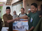 Wawako Salurkan Bantuan, Terbitkan Dokumen Korban Kebakaran Padang