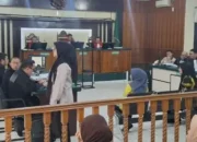 Sidang Korupsi Pekanbaru: Istri Terdakwa Gugup Beri Keterangan