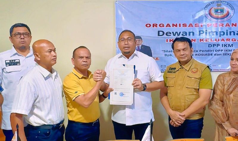 ketua-umum-dpp-ikm-andre-rosiade-terima-sertifikat-merek-dan-hak-paten-ikm-dari-pendiri