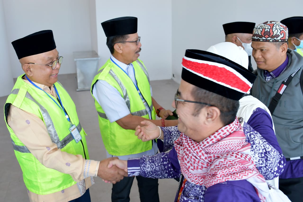 108-jemaah-haji-agam-dari-kloter-15-tiba-di-tanah-air