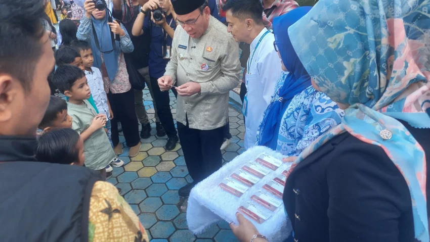 pemko-padang-salurkan-seragam-sekolah-gratis-untuk-belasan-ribu-siswa-kurang-mampu