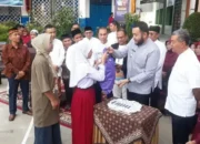 Walikota Padang Bagikan Seragam Gratis, Pendaftaran Dibuka