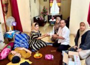 Andre Rosiade Bantu Pemuda yang Buta Usai Cabut Gigi