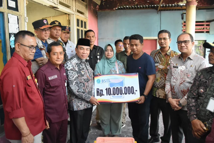 wakil-wali-kota-maigus-nasir-kunjungi-korban-kebakaran,-salurkan-bantuan-pemko-padang