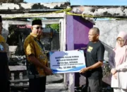 Perumda Padang Bantu Pensiunan Korban Kebakaran Rp50 Juta
