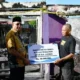 rumah-pensiunan-terbakar,-perumda-am-padang-salurkan-bantuan-rp50-juta