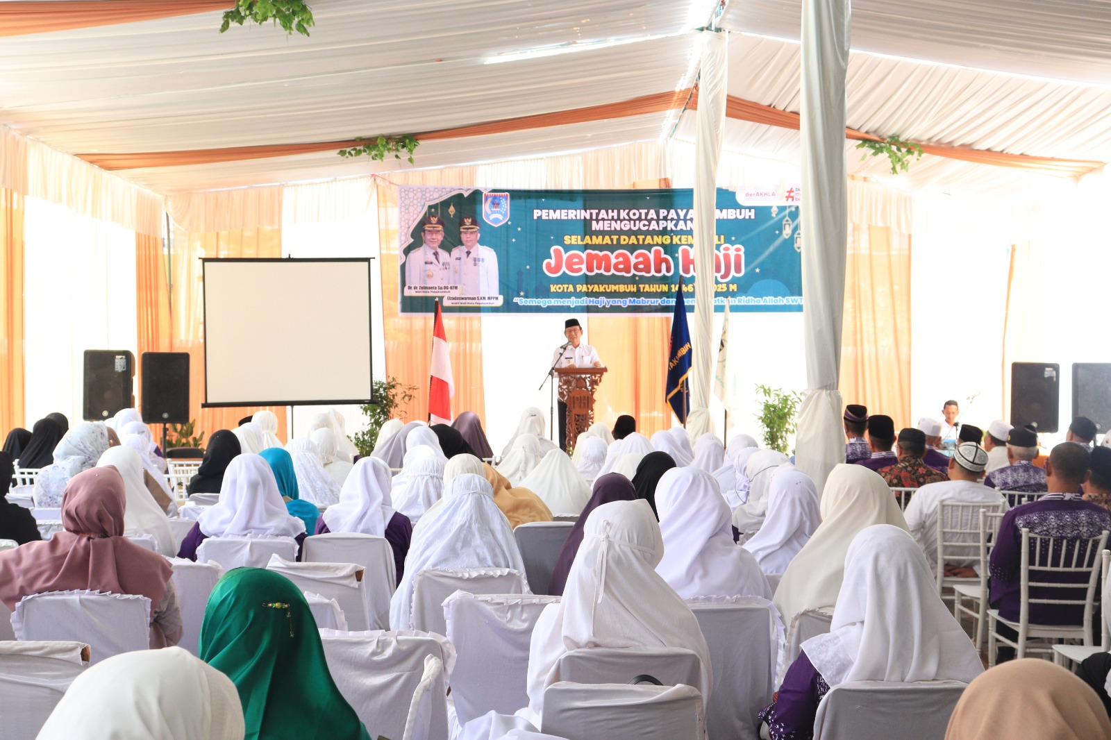 tangis-haru-warnai-kepulangan-201-jemaah-haji-payakumbuh,-wali-kota-zulmaeta-sambut-langsung-di-iphi