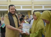 Wali Kota Bagikan LKS Gratis, Dukung Pendidikan Merata