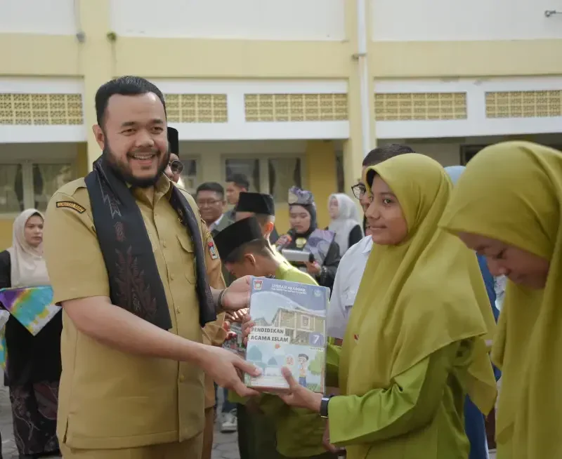 walikota-padang-serahkan-lks-gratis,-lengkapi-program-padang-juara-untuk-pendidikan-inklusif