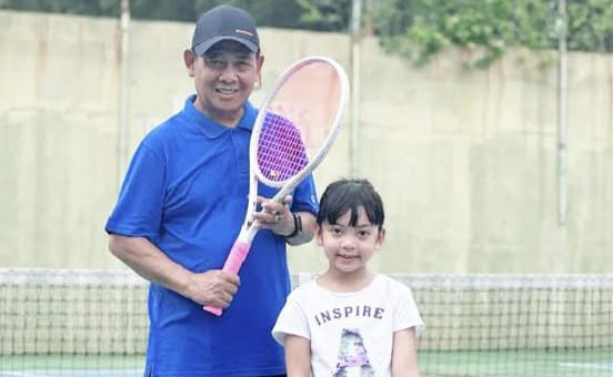 coach-iwan-melatih-tenis-dan-siap-jadi-motivator-bagi-beginner