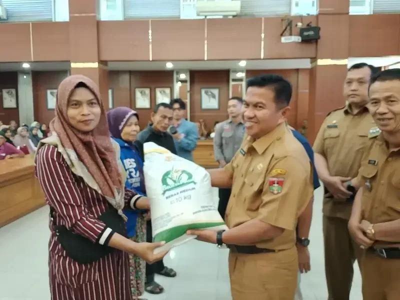 pemko-bukittinggi-bagikan-cadangan-pangan-kepada-4.937-kpm