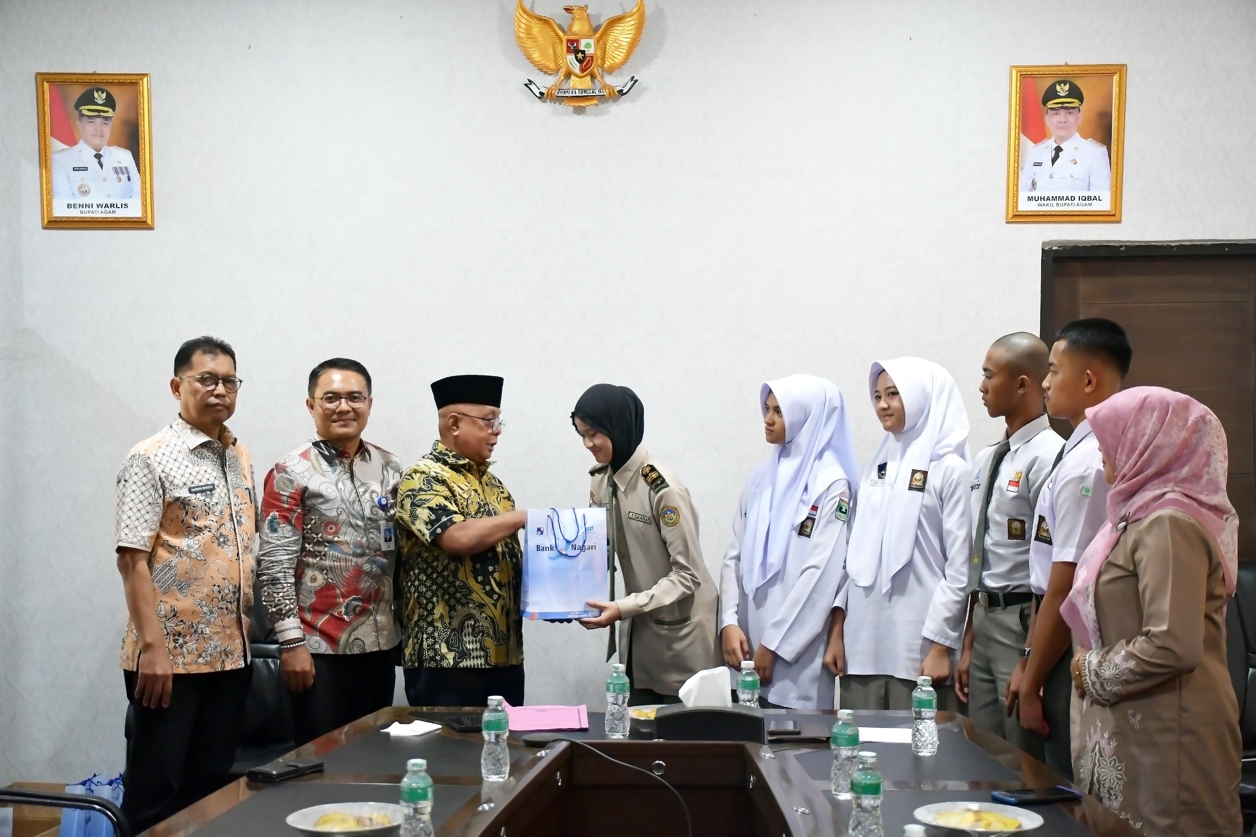 lima-siswa-terbaik-agam-bergabung-paskibra-sumbar,-bupati-:-mereka-orang-pilihan