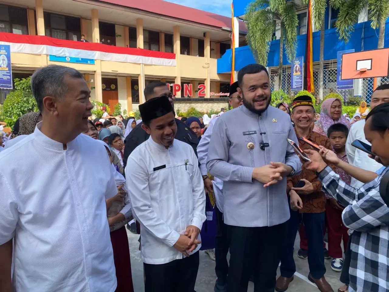 Wali Kota Padang, Fadly Amran, secara simbolis menyerahkan kartu tersebut kepada perwakilan siswa di SMPN 2 Padang, Jumat (11/7/2025).