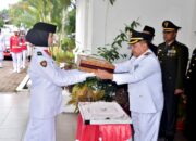 Bupati Agam Serahkan Bendera, Paskibraka Siap Mengibarkan