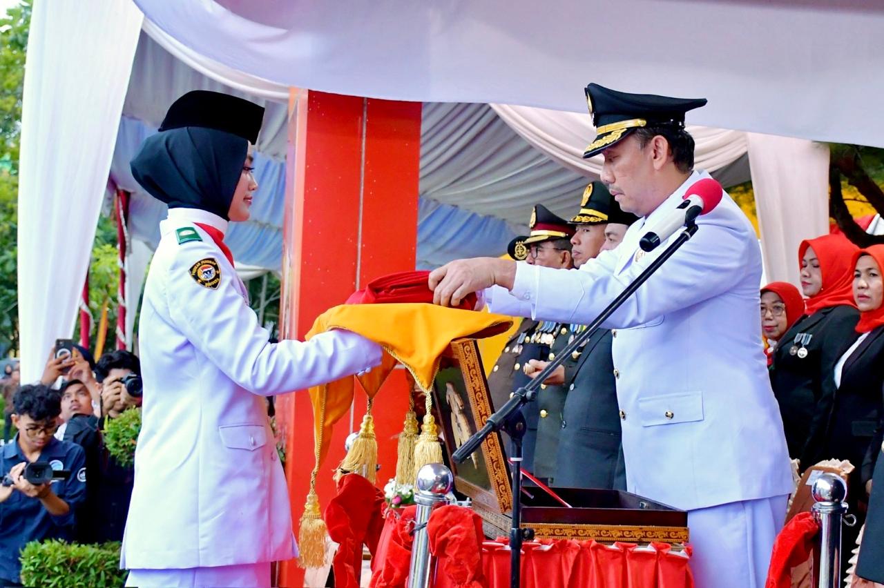 upacara-penurunan-bendera-merah-putih-di-agam-khidmat