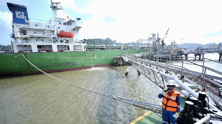 pertamina-patra-niaga-salurkan-bahan-bakar-saf-produksi-dalam-negeri