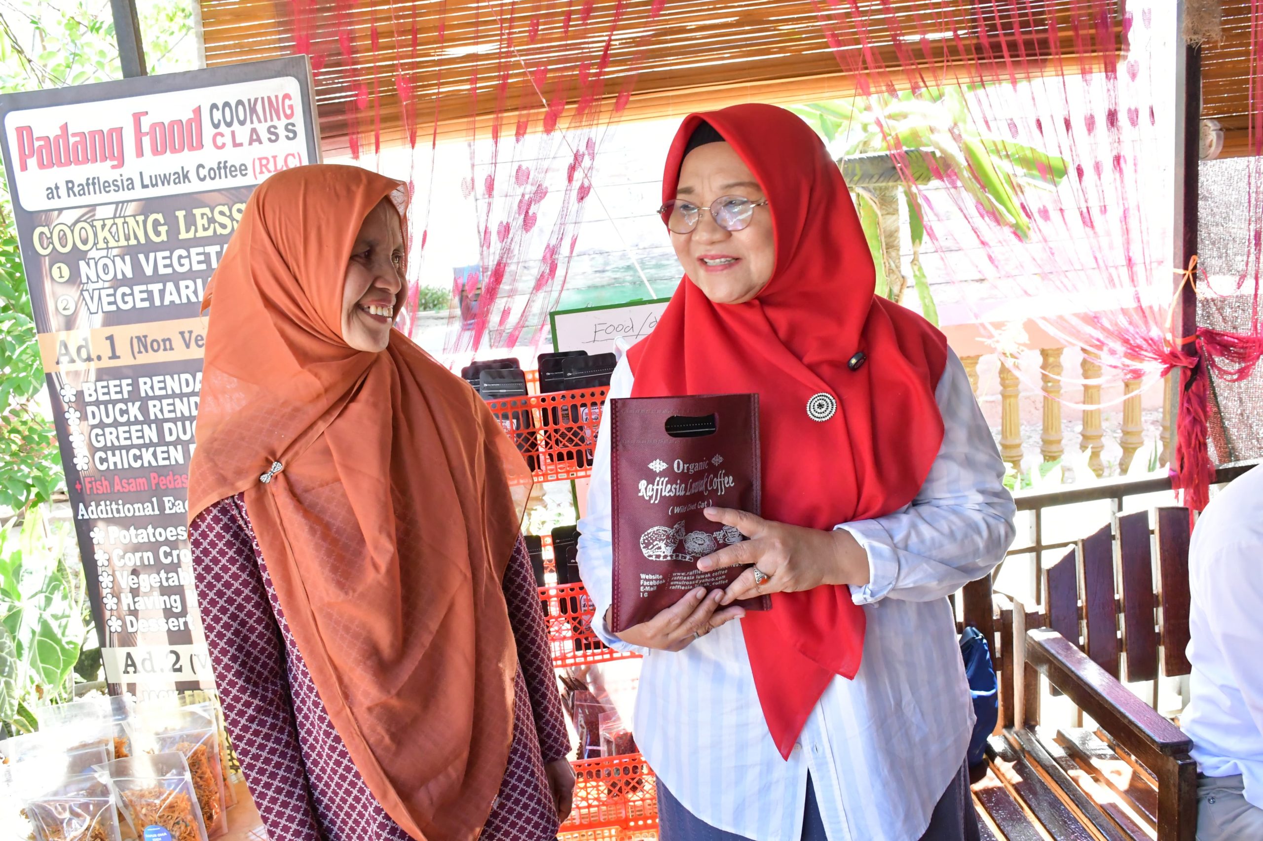 ketua-tp-pkk-agam-kunjungi-umkm-raflesia-luwak-coffee-di-palupuah