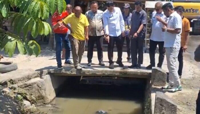 Masyarakat dan Pemerintah Bersihkan Drainase Campago Selatan