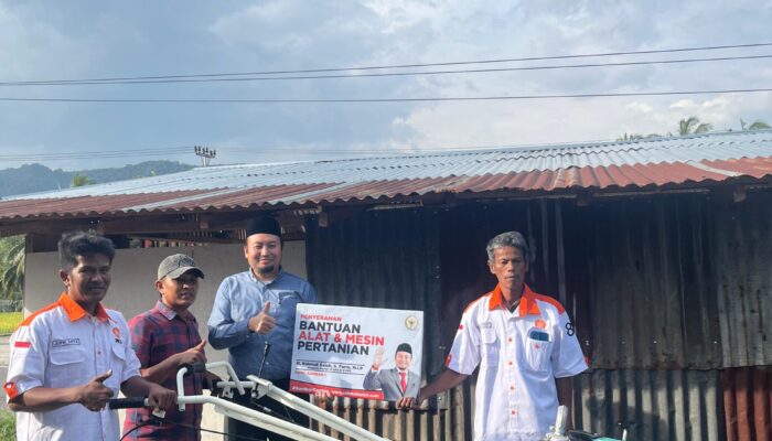 Sumbar Cerdas Bertani: Rahmat Saleh Salurkan Hand Tractor di Tanah Datar