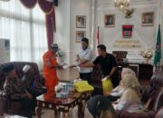 Wali Kota Padang Lepas Tiga Petugas Kebersihan dan TRC untuk Umrah Gratis