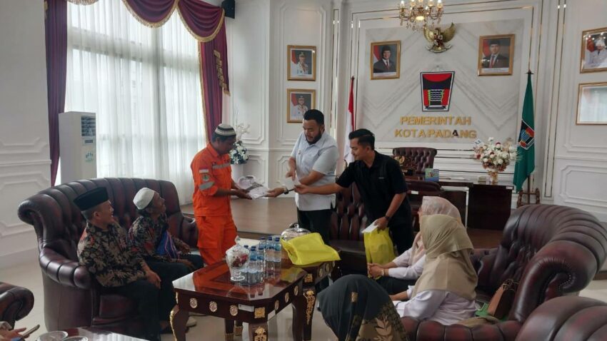wali-kota-fadly-amran-lepas-tiga-petugas-kebersihan-dan-trc-untuk-umrah-gratis