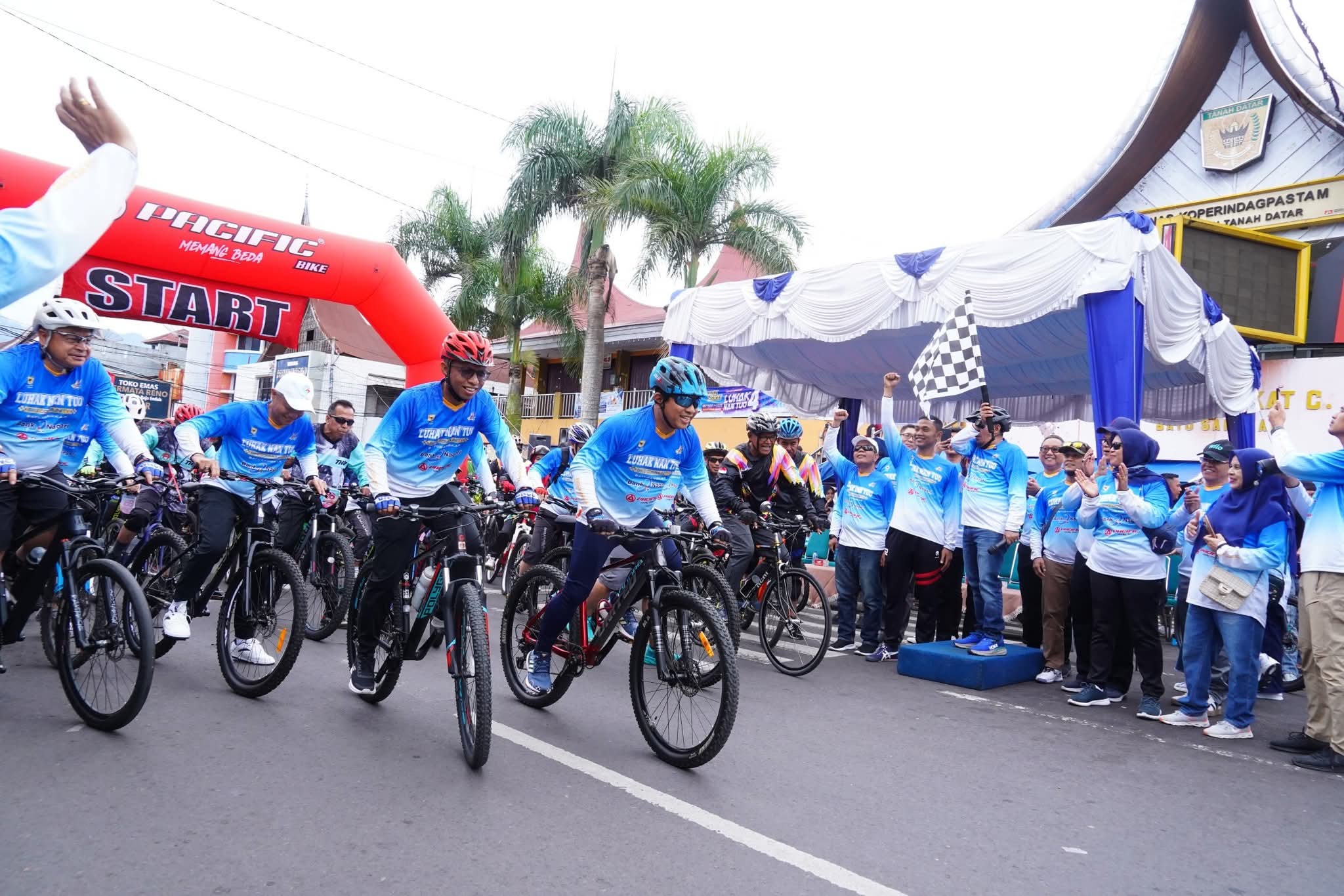 diikuti-peserta-dari-3-provinsi,-bupati-tanah-datar-lepas-gowes-luhak-nan-tuo-iv