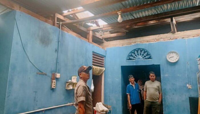 Diterpa Angin Kencang, Dua Rumah Warga di Padang Utara Rusak Parah