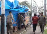Satpol PP Tertibkan PKL, Amankan Gerobak dan Meja di Trotoar