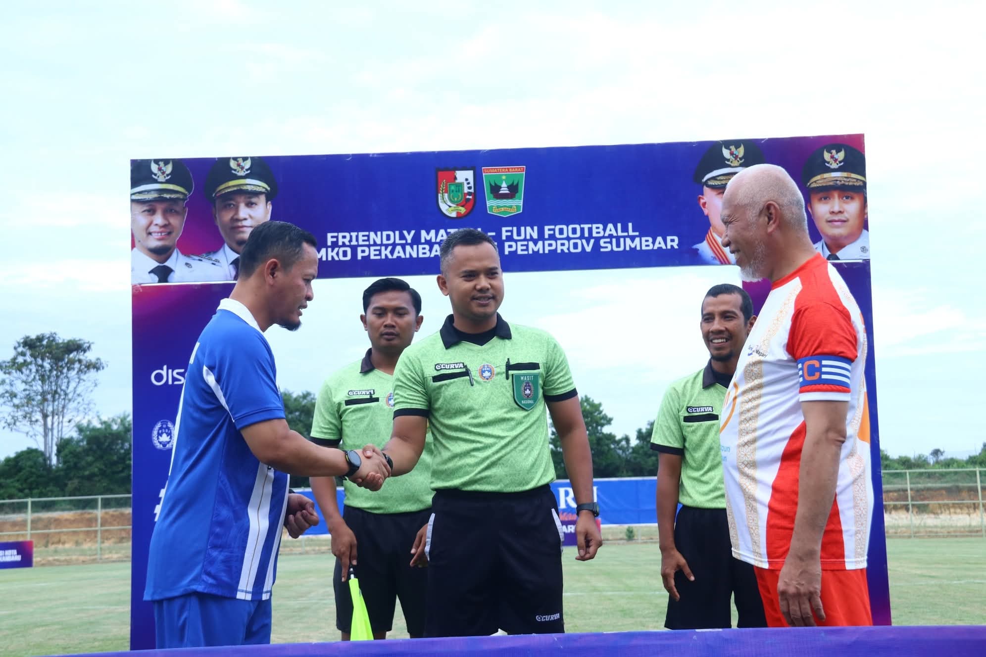 stadion-mini-gelora-hangtuah-diresmikan,-gubernur-sumbar-jadi-kapten-lawan-tim-pemko-pekanbaru