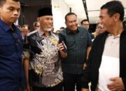 Mentan Serahkan Bantuan Traktor untuk Pemko Pariaman