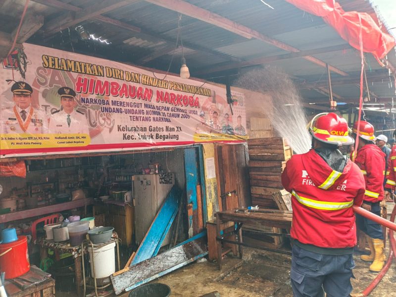 api-hanguskan-dua-petak-toko-di-padang,-damkar-kerahkan-30-personel