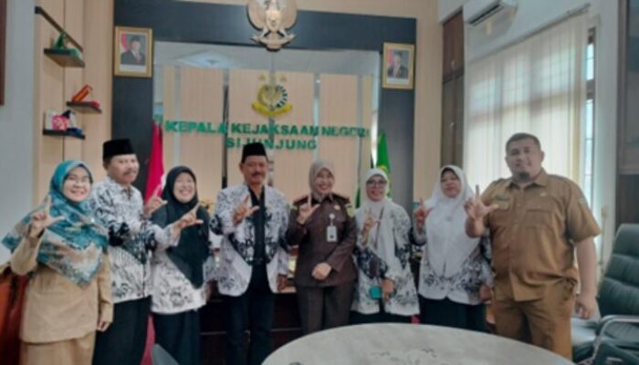 Kejari Sijunjung Buka Konsultasi Hukum, Lindungi Guru