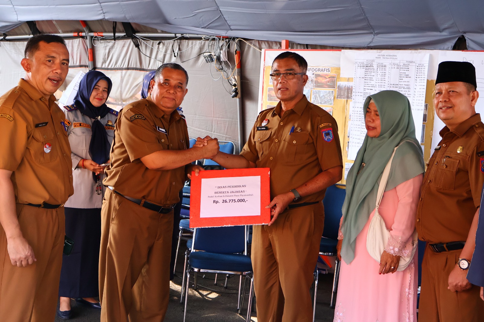 solidaritas-sejak-dini,-pelajar-payakumbuh-ikut-bantu-pemulihan-kebakaran-pasar