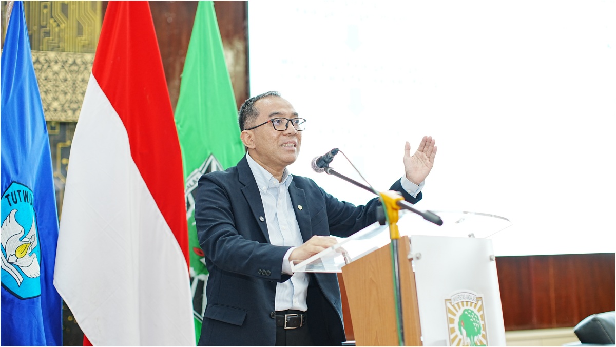 pertemuan-mdgb-ptnbh-di-unand,-mendiktisaintek:-guru-besar-adalah-penuntun-arah-pembangunan-bangsa