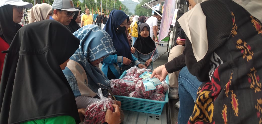 siapkan-700-kg-cabai-merah,-pemprov-sumbar-dan-bank-indonesia-gelar-pasar-murah-di-cfd