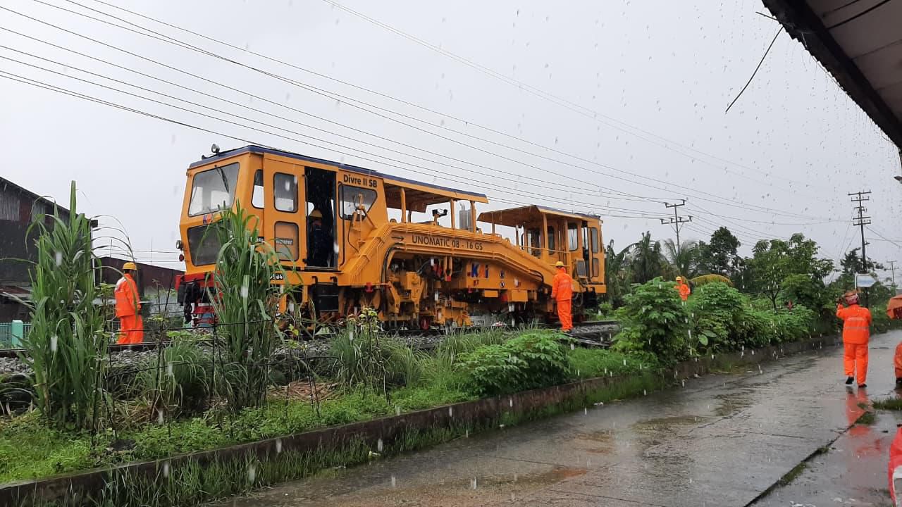Petugas KAI Divre II Sumbar sedang melakukan inspeksi jalur kereta api di salah satu titik rawan longsor sebagai langkah mitigasi menghadapi cuaca ekstrem.