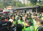 Anak ’98 Gelar Aksi “Warga Peduli Warga”, Gandeng Ojol Salurkan Sembako