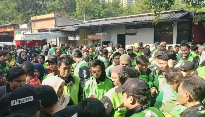 Anak ’98 Gelar Aksi “Warga Peduli Warga”, Gandeng Ojol Salurkan Sembako
