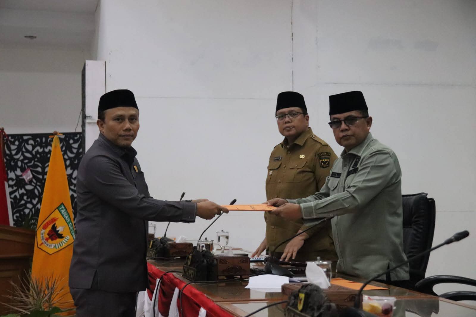 dprd-dan-pemkab-tanah-datar-sepakati-perubahan-propemperda-2025