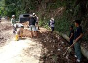 Perbaiki Jalan Longsor, Warga Gobah Gotong Royong Bersama
