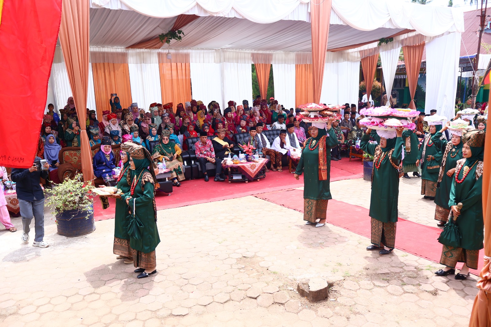 satu-nagari-satu-event:-nagari-tiakar-hidupkan-kembali-tradisi-maanta-pabukoan-di-payakumbuh