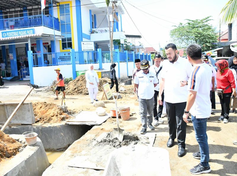 wali-kota-padang-tinjau-rehabilitasi-drainase-padang-pasir