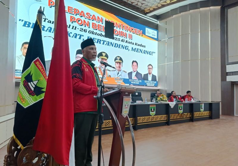 gubernur-mahyeldi-lepas-124-atlet-sumbar-berlaga-di-pon-beladiri-ii-kudus