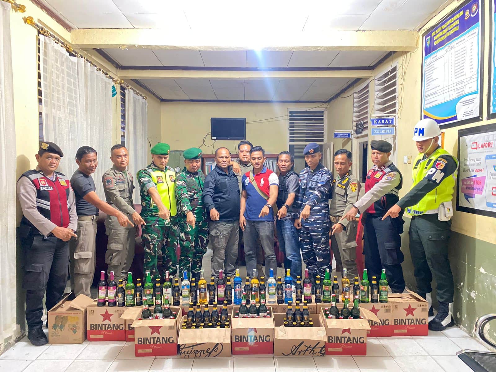 operasi-pekat-di-pessel,-tim-sk4-amankan-ratusan-minol-dan-satu-pasang-ilegal-di-hotel