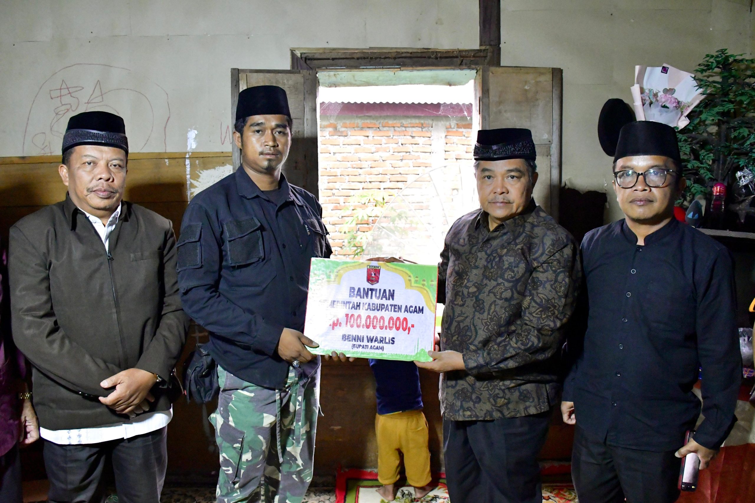 bupati-agam-kunjungi-korban-kebakaran-di-jorong-subarang,-nagari-balingka